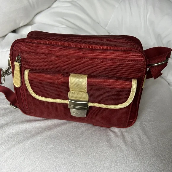 Nikon J3 maroon camera with additional lens - Picture 6 of 9